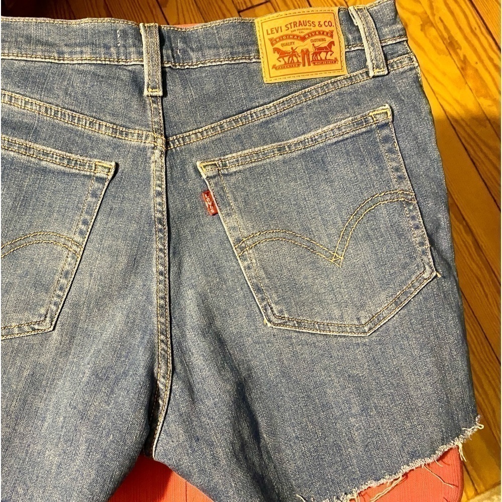 NWOT Levi’s Women High Rise Shorts 31” Waist Front & Back Pockets Raw Edges - Picture 2 of 4